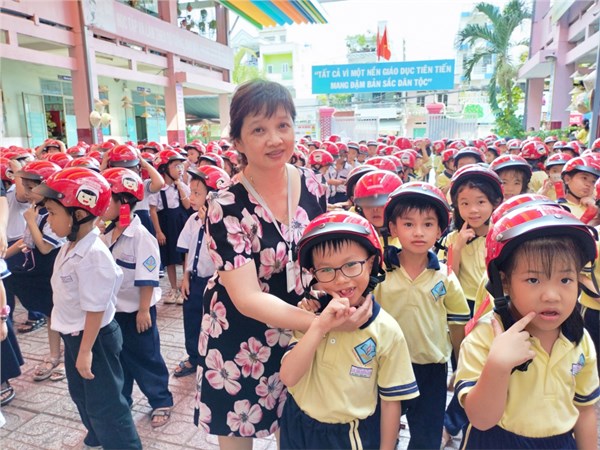 Tổ chức trao Mũ bảo hiểm cho học sinh Khối 1 và 2